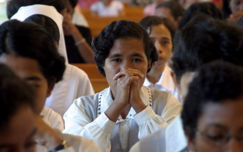 DILI â€“ Oost-Timorezen baden zondag voor de vrede tijdens een massale gebedsdienst in de Don Boscokerk van Dili. Vredestroepen uit AustraliÃ«, Nieuw Zeeland, MaleisiÃ« en Portugal zijn ingezet om in Oost Timor de orde te herstellen na gevechten tussen he