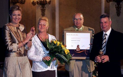 DEN HAAG â€“ Prinses Máxima reikte dinsdag op Paleis Noordeinde als beschermvrouwe van het Oranjefonds de Appeltjes van Oranje 2006 uit. Deze jaarlijkse prijs wordt uitgereikt voor initiatieven op het terrein van maatschappelijk welzijn en sociale cohesie