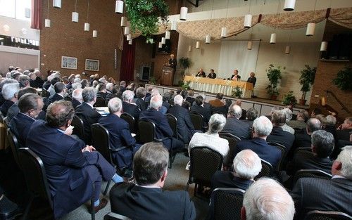 PUTTEN â€“ De Gereformeerde Bond hield dinsdag haar jaarvergadering. Aansluitend aan de huishoudelijke vergadering was er ’s avonds in de Aker in Putten een bezinningsavond over de ambten. Foto RD Anton Dommerholt