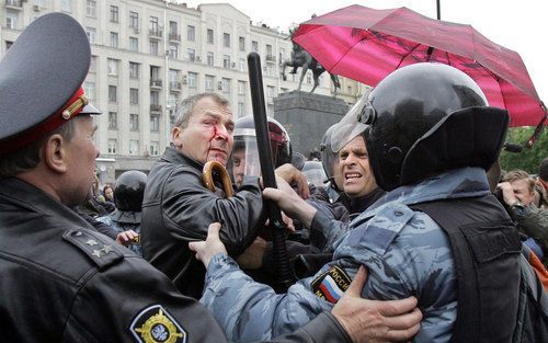 MOSKOU â€“ Het Duitse Bondsdaglid Volker Beck kwam er zaterdag bij een homo-demonstratie in Moskou niet heelhuids van af. Foto AFP