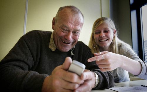 VEENDAM â€“ Oud en jong zat dinsdagmiddag in Veendam gezamenlijk in de schoolbanken. Leerlingen van de scholengemeenschap Winkler Prins gaven 55 plussers een cursus over mobiele telefoons. „Ik ben bang dat ik zo snel kwijt ben wat ik hier geleerd heb.” Fo