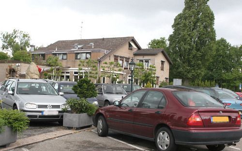 VENLO â€“ De parkeerplaats met op de achtergrond het pand van de coffeeshops Roots en Oase in Venlo. Omwonenden klagen dat klanten in de omgeving voor veel overlast zorgen. Foto John Claessens