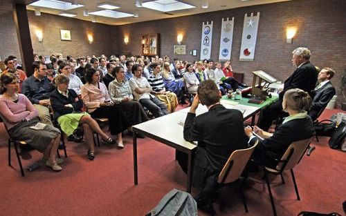 UTRECHT â€“ „Als ik naar de grote meerderheid van onze kerkmensen kijk”, zei ds. J. J. van Eckeveld donderdagavond in Utrecht, „dan vrees ik dat er sprake is van verwereldlijking en materialisme in vergaande mate. Dan is er geen plaats om te denken aan de