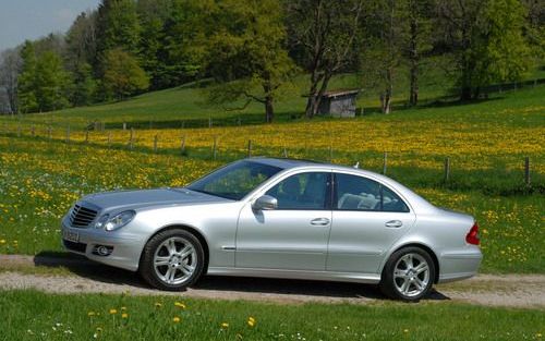 Aan de buitenkant lijkt er weinig veranderd, maar bumper, verlichting, grille, motorkap en spatborden hebben echt een heel andere vorm. Ook motorisch heeft de Mercedes E klasse de nodige wijzigingen ondergaan. Foto: de Mercedes E 200. Foto Tony Vos