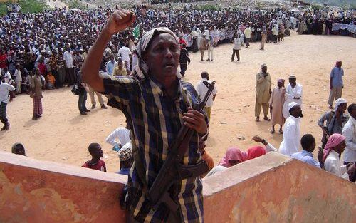 MOGADISHU â€“ Een lid van de Somalische militie ”Islamitische Rechtbanken” tijdens een anti Amerikaanse demonstratie op het Tarbuunkaplein in de hoofdstad Mogadishu, dat de afgelopen dagen werd ingenomen door de krijgsheren. Foto EPA