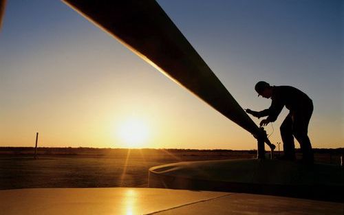 AMSTERDAM â€“ Gasunie en Gazprom willen binnenkort een handtekening zetten onder een contract waarbij de bedrijven een belang nemen in elkaars pijpleidingennetwerk. Op de foto een pijpleiding in Oost Europa. Een groot deel van het gas dat West Europa verb