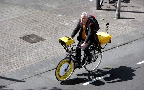 UTRECHT â€“ Projectleider F. Borgman op de testfiets van de Fietsersbond: voorop een camera met snelheidsmeter, achterop een laptop en een gps ontvanger. Zo registreert de bond de toestand van de fietspaden. Vandaag startte een nieuw onderzoek naar de fie