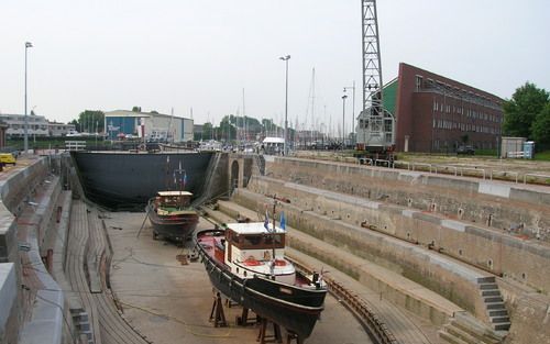 HELLEVOETSLUIS â€“ Droogdok Jan Blanken in het Zuid Hollandse Hellevoetsluis heeft een grondige opknapbeurt ondergaan. Donderdag opent staatssecretaris Van der Laan (Cultuur) het monumentale bouwwerk. Foto RD