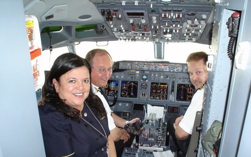 Piloot van de Boeing 737 op de retourvlucht van Houston naar El Paso in Texas is Dewey Lockwood jr. In de cockpit wordt hij vergezeld door zijn zoon Dewey Lockwood III, de eerste officier. Foto Continental Airlines