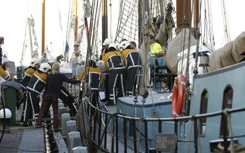 MEDEMBLIK - Op een schip in de Oosterhaven van Medemblik is donderdagavond een gasfles ontploft. Zeker acht leerlingen raakten gewond. Foto ANP