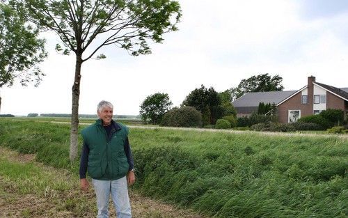 ZEEWOLDE â€“ Boer Koops uit Zeewolde verzet zich tegen de plannen van de provincie Flevoland voor de aanleg van natuurgebied Oostvaarderswold. Als de plannen doorgaan, moet hij verhuizen. „Als ik weet dat ik tegen de bierkaai vecht, was ik er niet aan beg