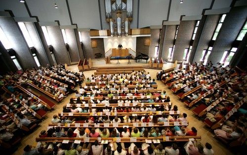 VEENENDAAL â€“ De eerste landelijke Jongeren Zendings- en Evangelisatiedag van de Gereformeerde Gemeenten, zaterdag in Veenendaal, stond in het teken van het thema ”Getuigen”. Sprekers waren onder anderen ds. D. de Wit, evangelist H. J. van den Boogaart e