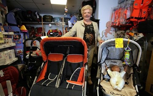 UTRECHT â€“ Babyrent verhuurt en verkoopt nieuwe en gebruikte artikelen zoals wiegen, kinderwagens, tweelingboxen en tandemwagens. „Dat zijn echt bakbeesten die ouders maar een periode van zes maanden tot een jaar gebruiken.” Foto RD, Sjaak Verboom