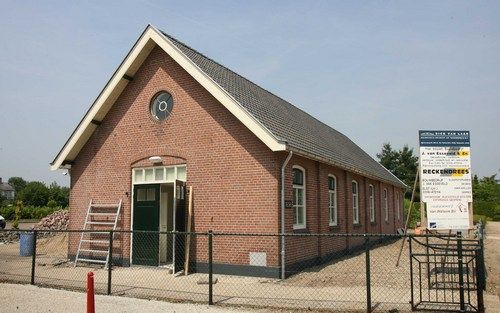 ELST â€“ Ds. H. Molendijk uit Oosterland opent op 21 juni de vernieuwde kerk van de oud-gereformeerde gemeente van Elst (Utr.). In februari is begonnen met de verbouwing van de kerk. Het bedehuis is nu verlengd van 12 naar 19 meter. De meeste bijgekomen r