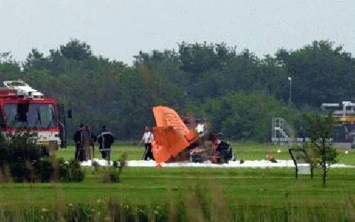 DEN HELDER - Tijdens een vliegshow op marinevliegveld De Kooy bij Den Helder is vrijdagmiddag een sportvliegtuigje neergestort. - Foto ANP