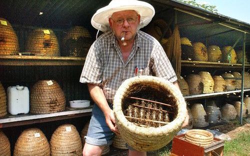 RHENEN â€“ Na 32 jaar ervaring kan beroepsimker Kees van Holland zelfs het weer voorspellen met behulp zijn bijen. „Aan het begin van de middag weet ik vaak al of we onweer krijgen. De bijen steken me dan veel meer.” De bijenliefhebber wil minder gaan wer