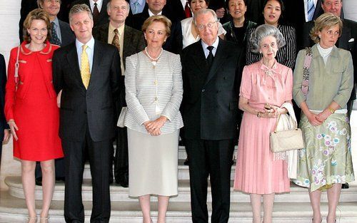 Koningin Beatrix gaat komende week op bezoek bij de zuiderburen. Foto v.l.n.r.: prinses Mathilde, kroonprins Philip, koningin Paola, koning Albert, koningin moeder Fabiola en prinses Astrid van BelgiÃ«. Foto ANP