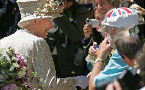 LONDEN - Koningin Elizabet II viert zaterdag haar tachtigste verjaardag. Duizenden mensen juichden de Britse vorstin toe. Foto EPA