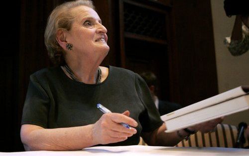 AMSTERDAM â€“ De Amerikaanse oud minister van Buitenlandse Zaken Madeleine Albright signeerde zaterdag in Amsterdam exemplaren van haar boek ”De macht en de almacht”. Foto ANP