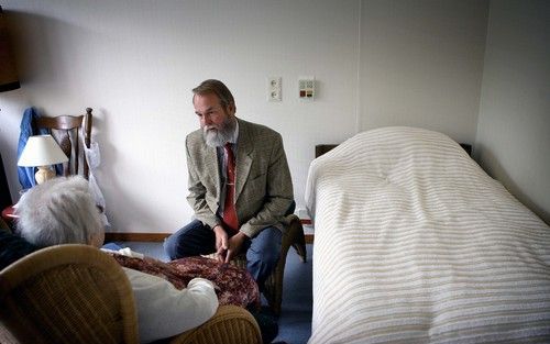 NIJKERK â€“ Hospice Arkemheen in Nijkerk bestaat vandaag 12,5 jaar. Op richter en voormalig directeur Klaas Hoekstra (62) blikt dankbaar terug. „Het is een intens mooie taak. Als directeur was ik altijd jaloers op de mei den die het werk mochten doen.” Fo