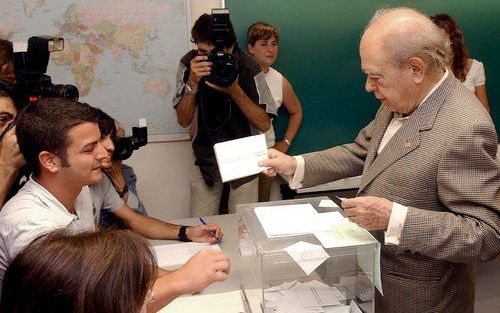 BARCELONA â€“ De voormalige president van CataloniÃ«, Jordi Pujol, brengt zijn stem uit tijdens het referendum over een nieuw statuut voor verregaande autonomie voor de Spaanse regio. Bijna driekwart van de opgekomen stemmers gaf gisteren aan voorstander 