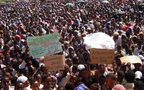 MOGADISHU â€“ Aanhangers van de Unie van Islamitische Rechtbanken in SomaliÃ« protesteren tegen de mogelijke komst van buitenlandse vredestroepen naar het Afrikaanse land. De interim regering, die slechts een paar steden in het land controleert, is akkoor