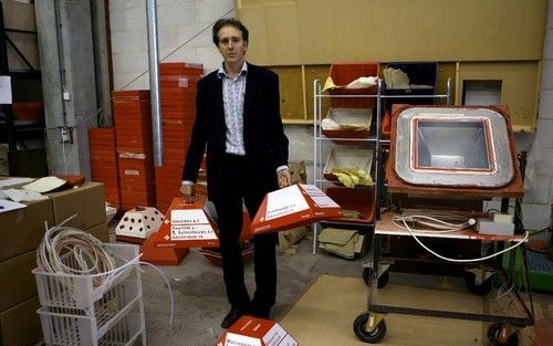 HAARLEM â€“ Een andere producent was al gestart met het vervangen van de oude paddenstoelen toen NPSP de ANWB belde met het aanbod een prototype van hennepvezel te maken. Het Haarlemse bedrijf kreeg de order. Foto: Willem BÃ¶ttger, mededirecteur eigenaar,