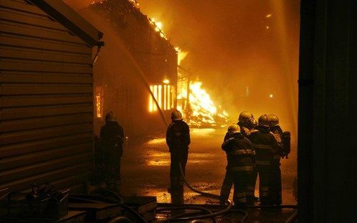 LEERDAM â€“ Een grote brand heeft dinsdagavond en woensdagmorgen drie loodsen van de glasfabriek in Leerdam in de as gelegd. Bij de brand vielen geen gewonden. Foto William Hoogteyling