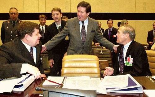 BRUSSEL - NAVO-secretaris-generaal Lord George Robertson (m.) verwelkomt de OekraÃ¯nse minister van Defensie, Volodymyr Shkidtsjenko (l.), en de Amerikaanse minister van Defensie, Donald Rumsfeld. - Foto EPA