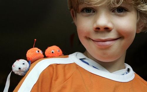 NAARDEN â€“ Een aantal grote winkelketens, zoals Xenos, Bruna en Blokker, speelt in op de wuppierage: ze gaan de pluizige fel gekleurde bolletjes binnenkort verkopen. De wuppies zijn zeer in trek sinds Albert Heijn de pluizige bolletjes uitdeelt bij de bo