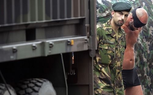 ROTTERDAM - Een ”verdachte" wordt donderdag gearresteerd in de Breevaartstraat in Rotterdam tijdens een terreuroefening. In Rotterdam werd donderdag door speciale eenheden van de dienst speciale eenheden (DSI) een onderdeel van een terreuroefening afgewer