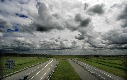 DELFT - De snelweg A4 houdt op bij Delft. De gemeente Delft gaat akkoord met de aanleg van de verlengde A4 door Midden-Delfland. Het gemeentebestuur zet vrijdag zijn handtekening onder de jongste afspraken hierover. Dit heeft het college van burgemeester 