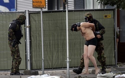 ROTTERDAM â€“ Arrestatie van een â€˜verdachte’ in de Breevaartstraat in Rotterdam. Speciale eenheden hielden in de Maasstad en in Vlaardingen de afgelopen dagen een terreuroefening. Foto ANP