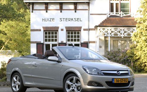 &#61656;u18,1,0&#61655;De strakke lijnen van alle moderne Opelmodellen zijn ook bij de nieuwe Astra TwinTop terug te vinden. Foto’s Tony Vos