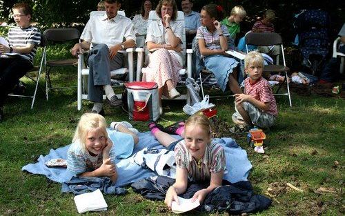 ZEIST â€“ Enkele honderden mensen woonden zaterdag in de bossen bij Zeist de zendingsdag van de classis Utrecht van de Christelijke Gereformeerde Kerken bij. Het thema van de dag luidde: ”Door de wereld gaat het Woord”. Foto RD, Anton Dommerholt