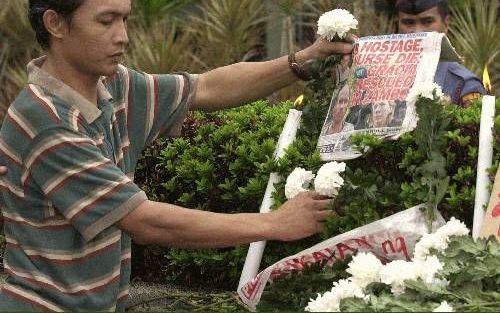 MANILLA - Verschillende Filipijnse burgers vinden het verschrikkelijk dat de Amerikaanse zendeling Martin Burnham bij een bevrijdingsactie om het leven is gekomen. Zij gaven zaterdag hiervan blijk door bloemen bij de Amerikaanse ambassade in Manilla neer 