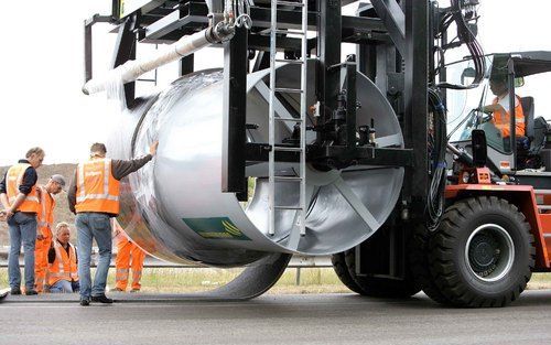 HENGELO â€“ Het tapijt wordt uitgerold. Op de A35 bij het Overijsselse Hengelo werd maandagmorgen een groot stuk snelweg geasfalteerd door het afrollen van een kant en klare teerlaag. Foto RD, Henk Visscher