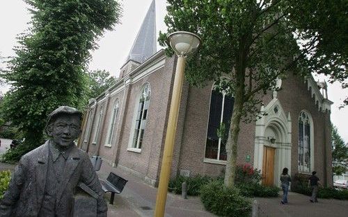 VAASSEN â€“ De hervormde kerk van Vaassen gaat volgend jaar in de steigers. Met name het dak is aan restauratie toe. Dat zegt A. Brouwer, lid van de restauratiecommissie. „De dakconstructie deugt niet”, aldus Brouwer. „Het dak wordt te zwaar voor de muren