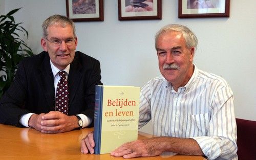 GOUDA â€“ Drs. P. Cammeraat (r.): „Er zijn op school leerlingen die via kerkelijke catechese van de belijdenis veel kennis hebben meegekregen. Maar er zijn ook studenten die van toeten noch blazen weten en tijdens de les alles oppennen wat je zegt over de