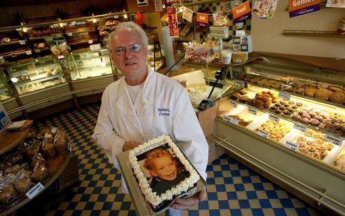 HARLINGEN â€“ Het garneren van taarten is iets wat bakker Sierk van der Heide uit Harlingen „altijd heeft geÃ¯rriteerd. Allemaal handwerk dat eindeloos duurt. Het resultaat is vaak niet om aan te zien.” Van het een kwam het ander. Het bedrijf Cake Art tim