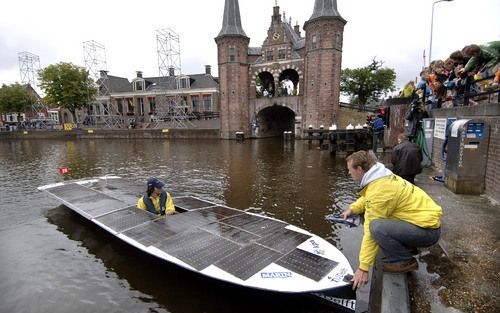 SNEEK â€“ De zonneboot van het team van de Technische Universiteit Delft maakt zich klaar voor de start van de tweede racedag van de Frisian Nuon Solar Challenge. Zes dagen lang varen 26 zonneboten uit de hele wereld langs elf Friese steden. De Frisian Nu