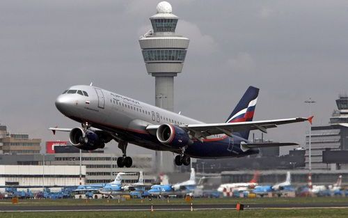 SCHIPHOL â€“ Een toestel van de Russische luchtvaartmaatschappij Aeroflot stijgt op vanaf Schiphol. De Eerste Kamer stemde gisteren met een kleine meerderheid in met de privatisering van de luchthaven .Foto ANP