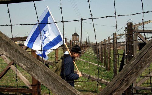 „De onverschillige houding en daarmee de sluipende acceptatie van uitin gen van antisemitisme doet pijnlijk denken aan de jaren dertig.” Foto: een Joodse jongere bezoekt een voormalig concentratiekamp in Polen. Foto EPA.