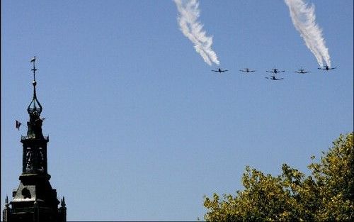 DEN HAAG - Vliegshow tijdens veteranendag. In het Haagse centrum zijn donderdag duizenden belangstellenden getuige van het defilÃ© van de veteranen. Het defilÃ© is iets voor 13.30 uur begonnen. Prins Willem Alexander neemt het defilÃ© af. Ruim 3700 vetera