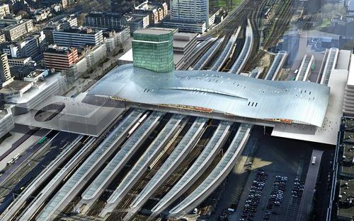 UTRECHT â€“ Het stationsgebied van Utrecht ondergaat de komende jaren een metamorfose. Voor een slordige 300 miljoen euro gaat het Centraal Station volledig op de schop. Op de tekentafel staat een gloednieuw, ietwat futuristisch gebouw. Het complex moet j