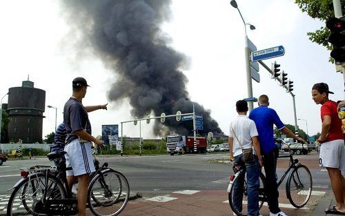 BREDA â€“ In Breda woedde vrijdag een zeer grote brand in een loods van een papierrecyclingsbedrijf aan de Speelhuislaan. De brandweer rukte met groot materieel uit. Foto ANP