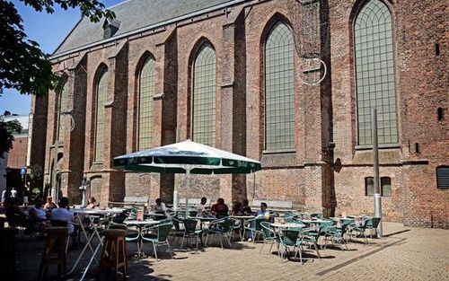 ZWOLLE â€“ De Bethlehemkerk in Zwolle wordt steeds vaker gebruikt voor discofeesten. Buurtbewoners protesteren tegen de overlast. Foto RD, Sjaak Verboom