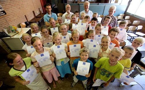 STAPHORST â€“ Leerlingen in groep 8 van de Ds. Harmen Doornveldschool in Staphorst kregen dinsdagmiddag een internationaal certificaat van de stichting Anglia voor hun kennis van het Engels. Anglia beijvert zich voor meer en beter Engels op de basisschool