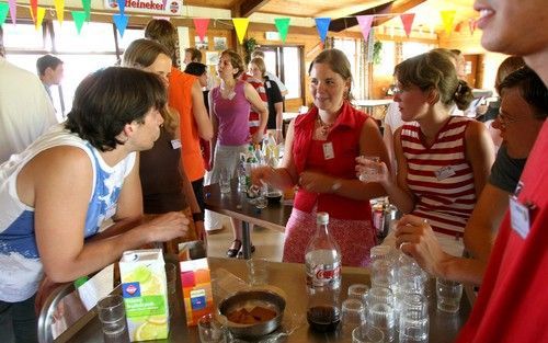 BRUINISSE â€“ De zomerconferentie van de CSFR, die maandag begon, staat in het teken van bezinning op eindigheid en duurzaamheid. Prof. dr. J. M. M. de Valk: „Mensen willen voortleven. Dat gebeurt voor hun beleving in hun kinderen en nog meer in hun klein