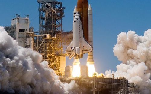 CAPE CANAVERAL â€“ De spaceshuttle Discovery vertrok dinsdag voor een dertiendaagse missie naar het internationale ruimtestation ISS. Opnieuw lieten fragmenten â€“isolatieschuim of ijsâ€“ los van de vloeibare brandstoftank. Voor deze problemen stond de sh